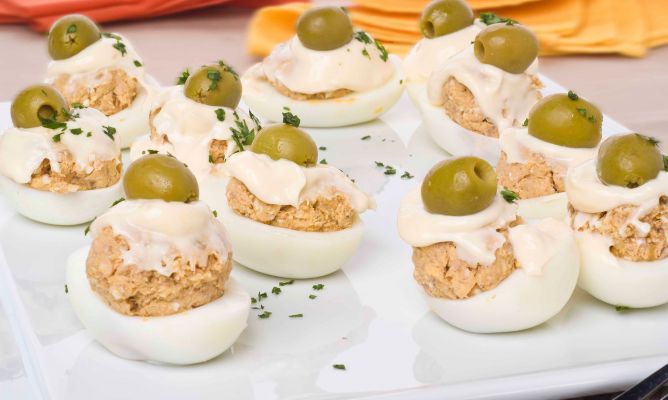 Huevos rellenos Keto.