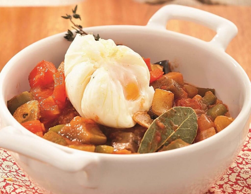 Cazuela de verduras con huevo escalfado.