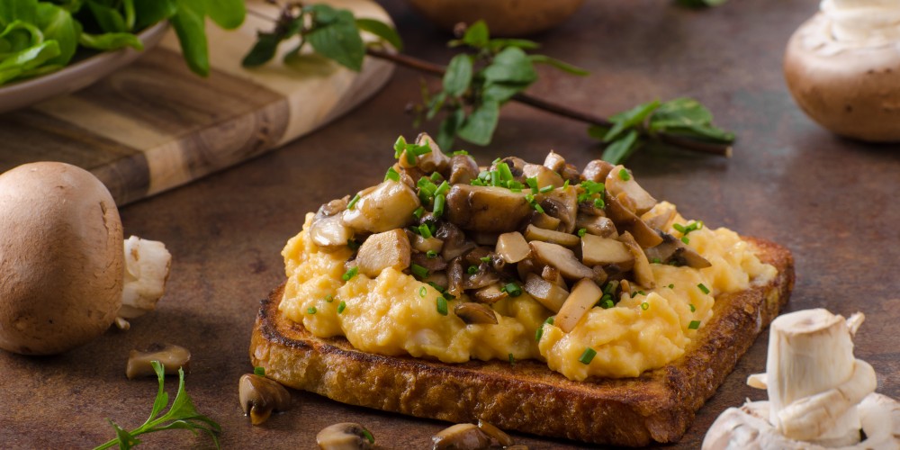 Huevos rotos con champiñores.